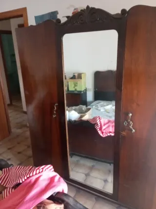 Armario de madera con espejo y mesitas