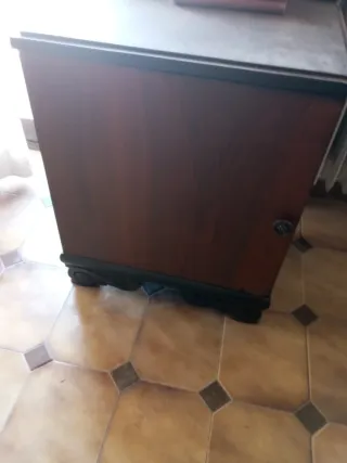 Armario de madera con espejo y mesitas