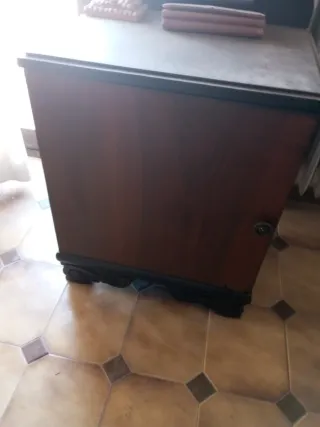 Armario de madera con espejo y mesitas