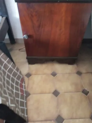 Armario de madera con espejo y mesitas