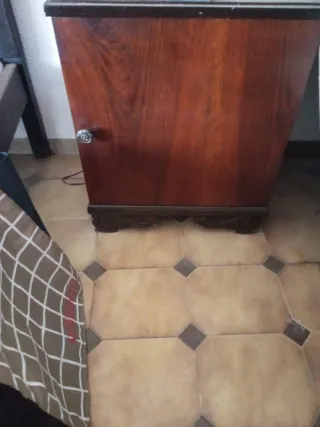 Armario de madera con espejo y mesitas