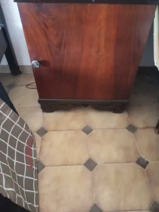 Armario de madera con espejo y mesitas