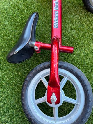 Bicicleta infantil sin pedales roja