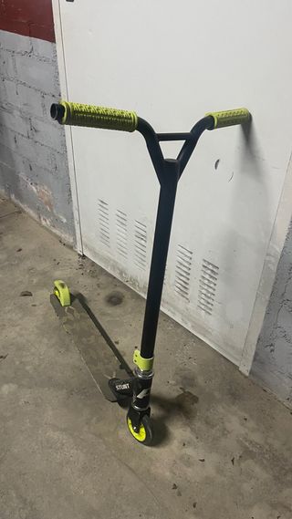 Patinete Stunt Negro y Amarillo