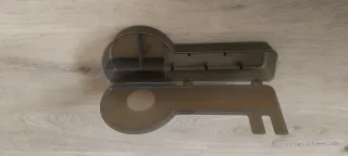 Cuelga llave Ikea armario plástico gris.