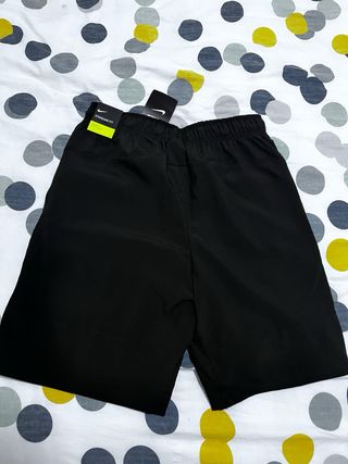 Pantalones cortos Nike negros con logo verde