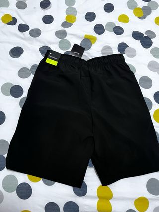 Pantalones cortos Nike negros con logo verde