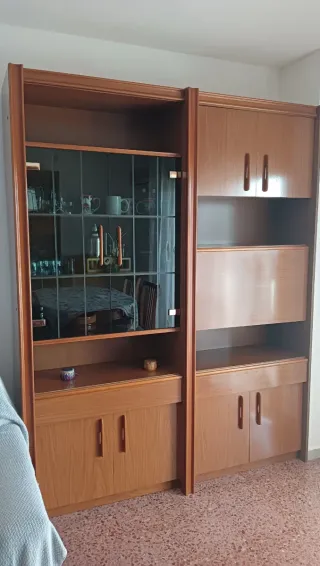 2 Muebles de comedor de madera con vitrina