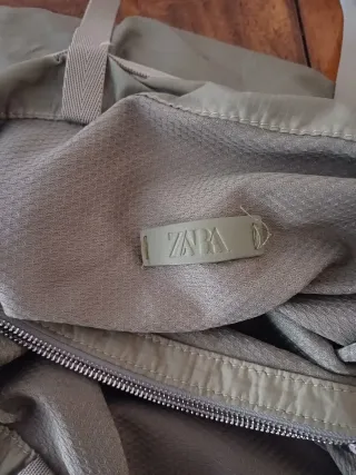 Bolso verde con múltiples bolsillos