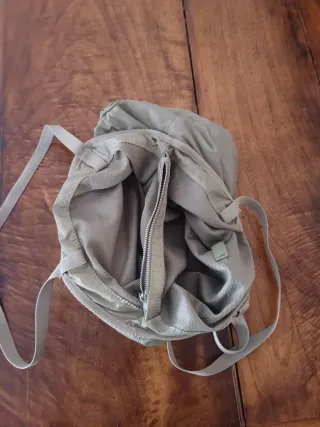 Bolso verde con múltiples bolsillos