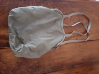 Bolso verde con múltiples bolsillos