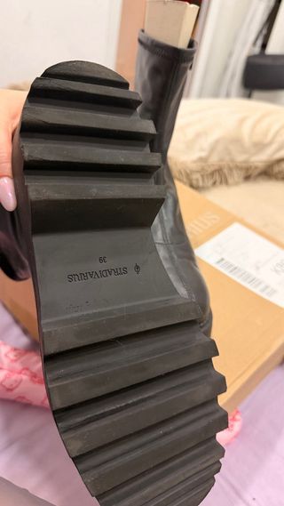 Botines negros suela track urbanos