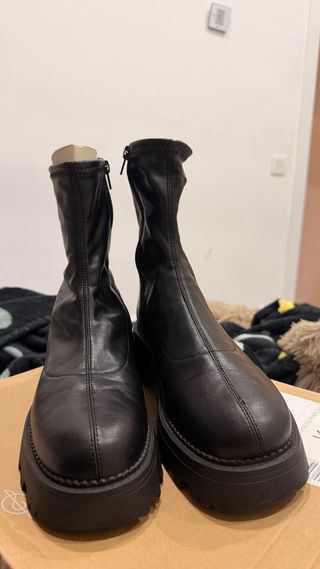 Botines negros suela track urbanos