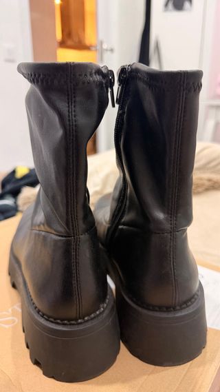 Botines negros suela track urbanos