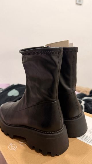 Botines negros suela track urbanos