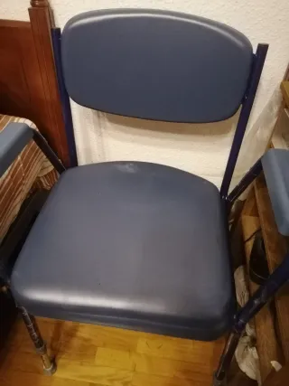 Silla WC regulable y acolchada. Marca GERCARE