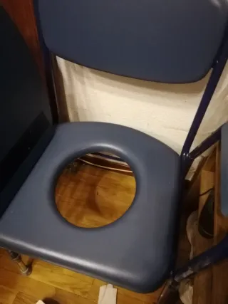 Silla WC regulable y acolchada. Marca GERCARE