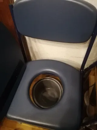 Silla WC regulable y acolchada. Marca GERCARE