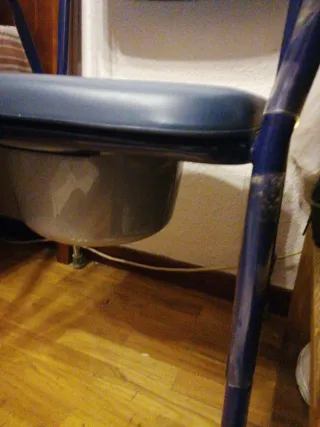 Silla WC regulable y acolchada. Marca GERCARE