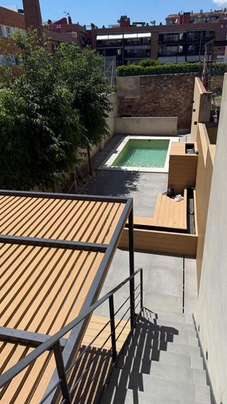 Pérgola de madera y metal