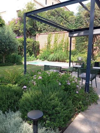 Pérgola de madera y metal