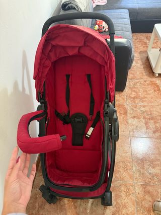 Carro de bebé rojo