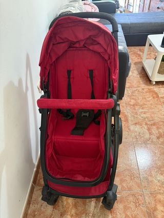 Carro de bebé rojo
