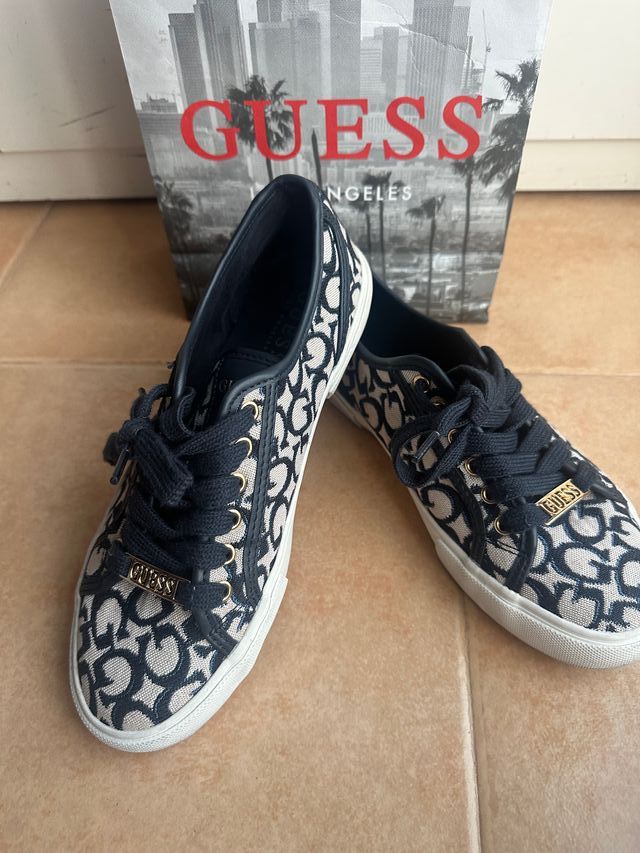 Zapatillas Guess Beige y azul marino
