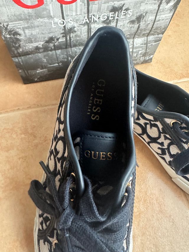Zapatillas Guess Beige y azul marino
