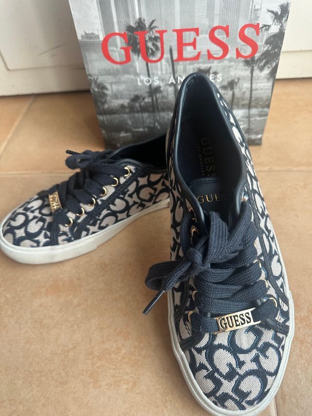 Zapatillas Guess Beige y azul marino