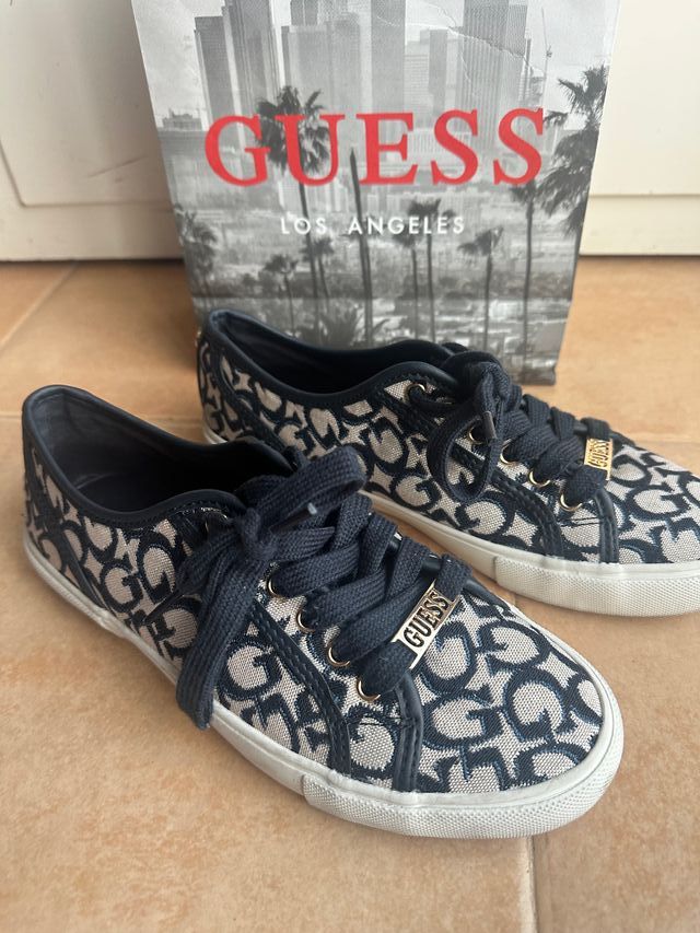 Zapatillas Guess Beige y azul marino