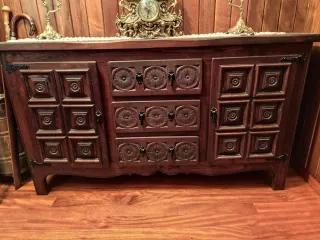 Mueble de entrada de madera tallada