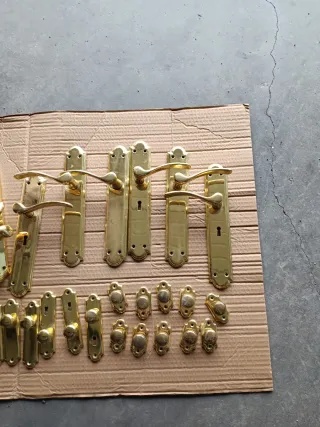 Manillas de puerta doradas