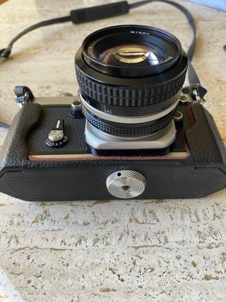 Cámara analógica Nikon F2 + objetivo Nikkor 50mm