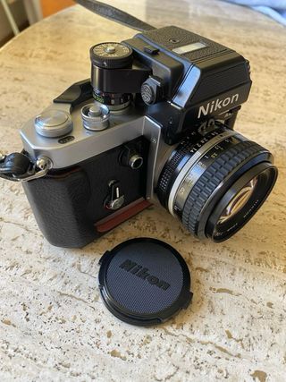 Cámara analógica Nikon F2 + objetivo Nikkor 50mm