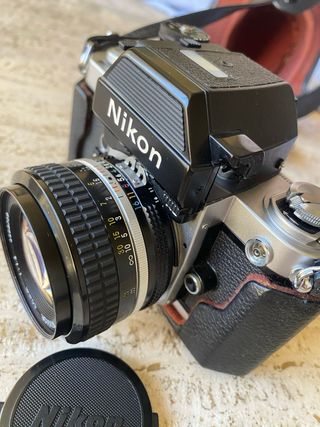 Cámara analógica Nikon F2 + objetivo Nikkor 50mm