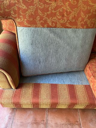 Divano a 3 posti in tessuto color terracotta e oro antico