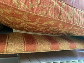 Divano a 3 posti in tessuto color terracotta e oro antico