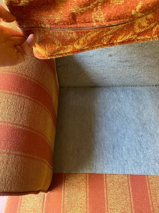 Divano a 3 posti in tessuto color terracotta e oro antico