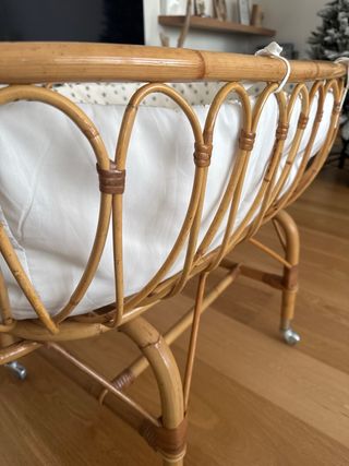 Cuna de ratán con ruedas