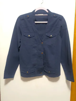 Chaqueta militar azul, M