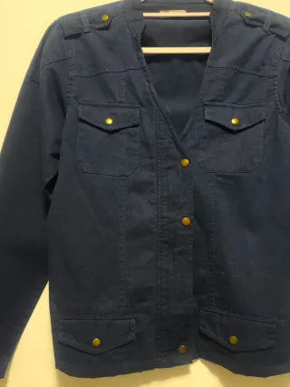 Chaqueta militar azul, M