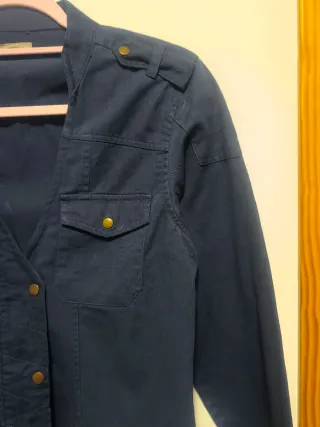 Chaqueta militar azul, M