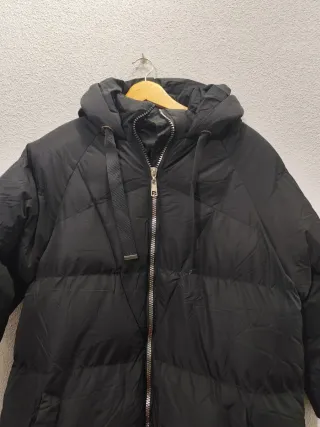 Plumífero largo negro con capucha