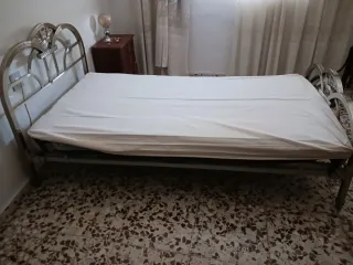 Cama antigua de laton