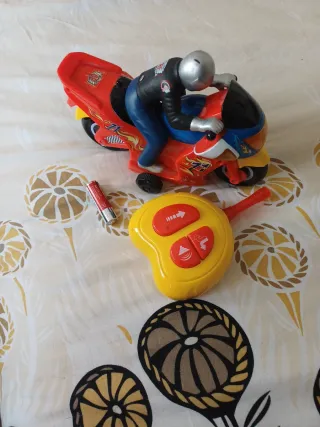 Moto teledirigida con mando