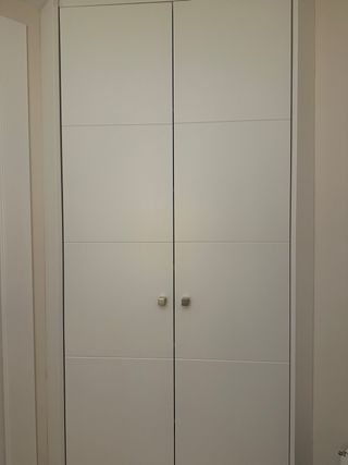 Armario esquinero blanco de madera
