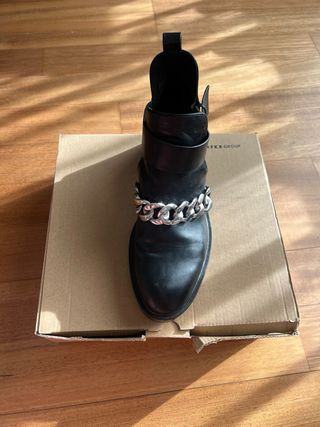 Botin plano calado cadena negro pull