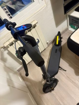 Monopatín eléctrico gris