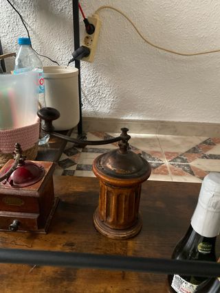 Molinillo de café antiguo de madera